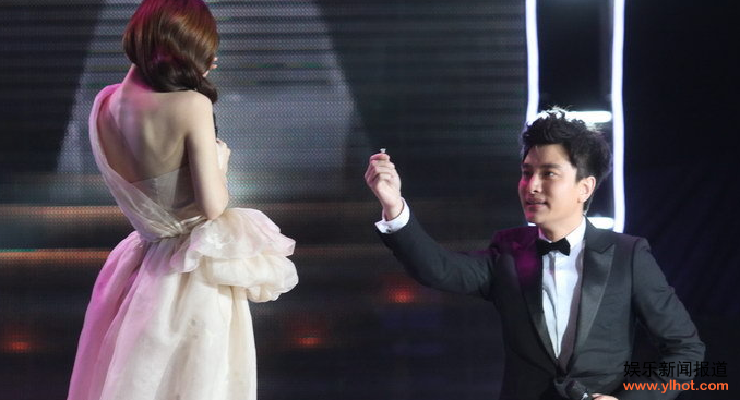 贾乃亮跪地向李小璐求婚 幸福拥吻秀6克拉鸽子蛋
